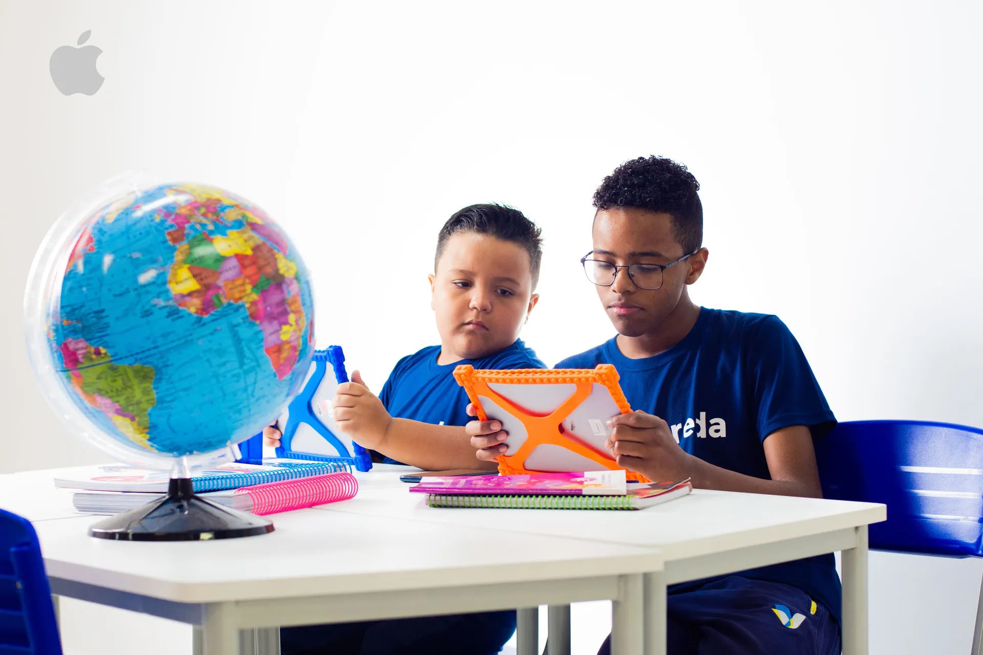 Estudantes da Escola Vereda usando iPads em atividade pedagógica.