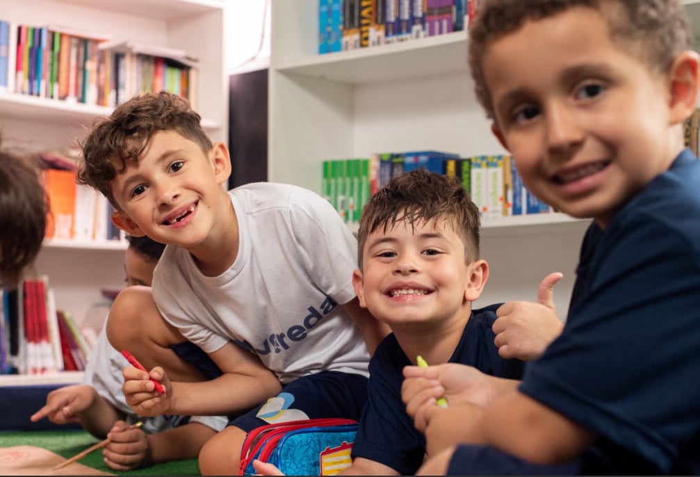 Crianças da Educação Infantil da Escola Vereda aprendendo juntas em sala