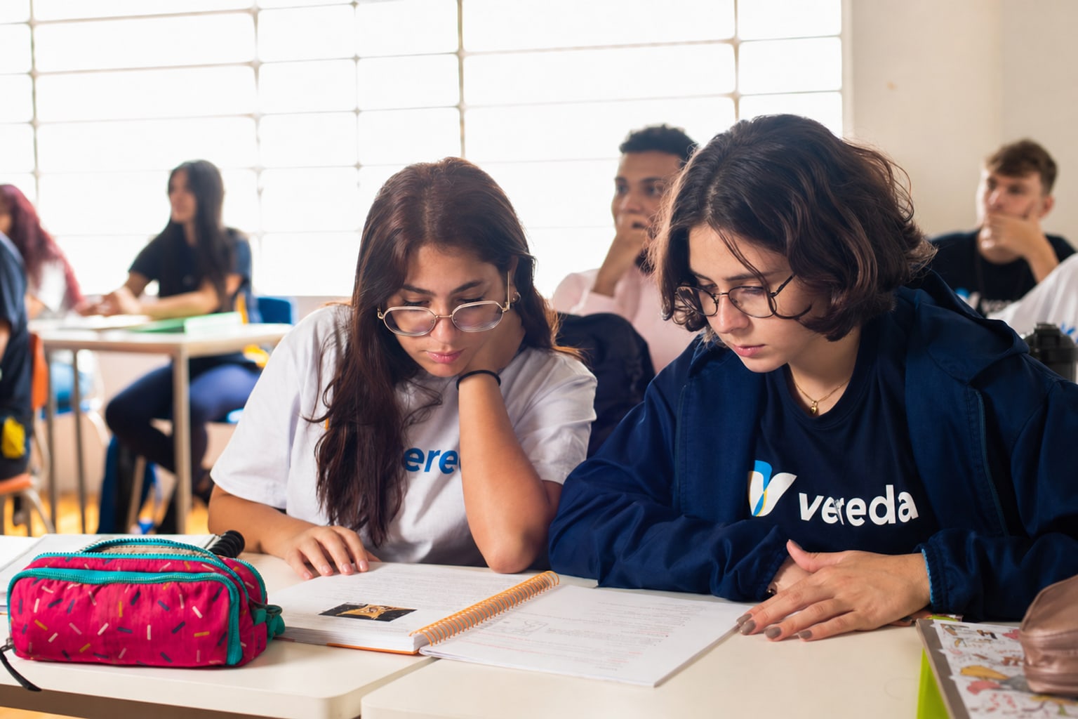 Duas estudantes do Ensino Médio da Escola Vereda estudando juntas